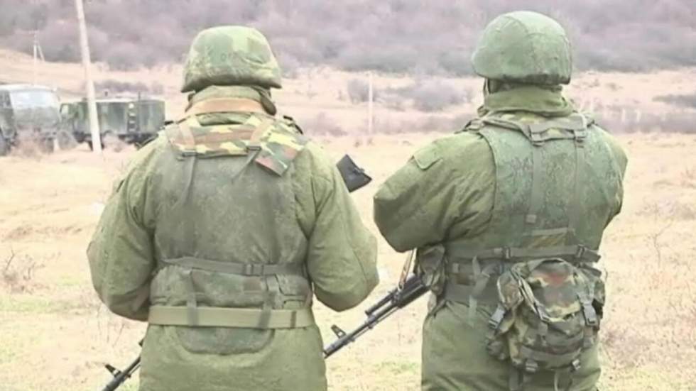 Vidéo : une base militaire ukrainienne encerclée par des soldats russes