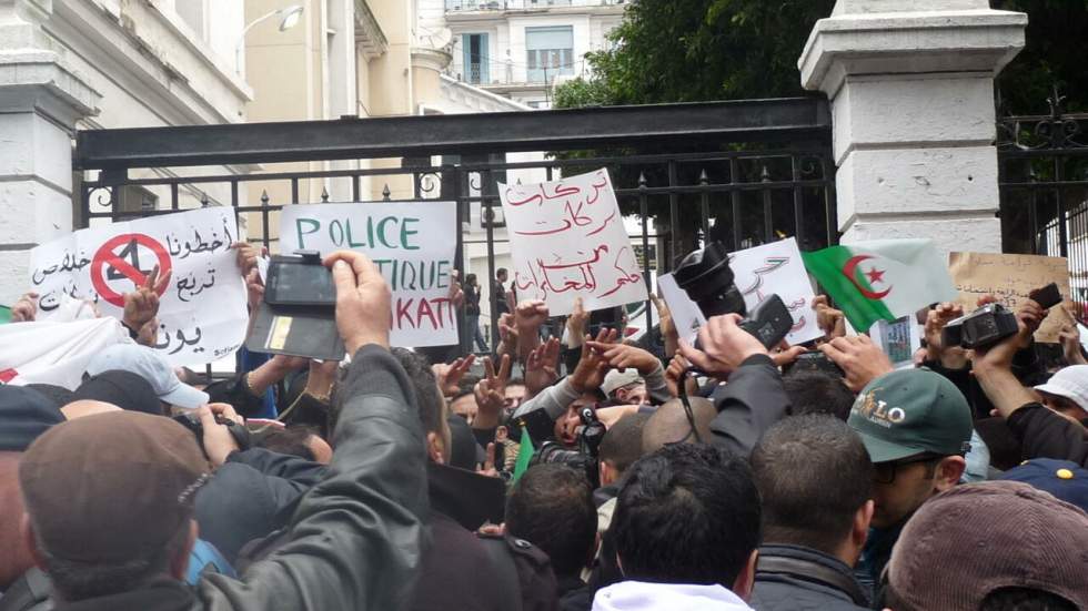 En images : À Alger, Barakat ! bat le pavé contre la candidature de Bouteflika