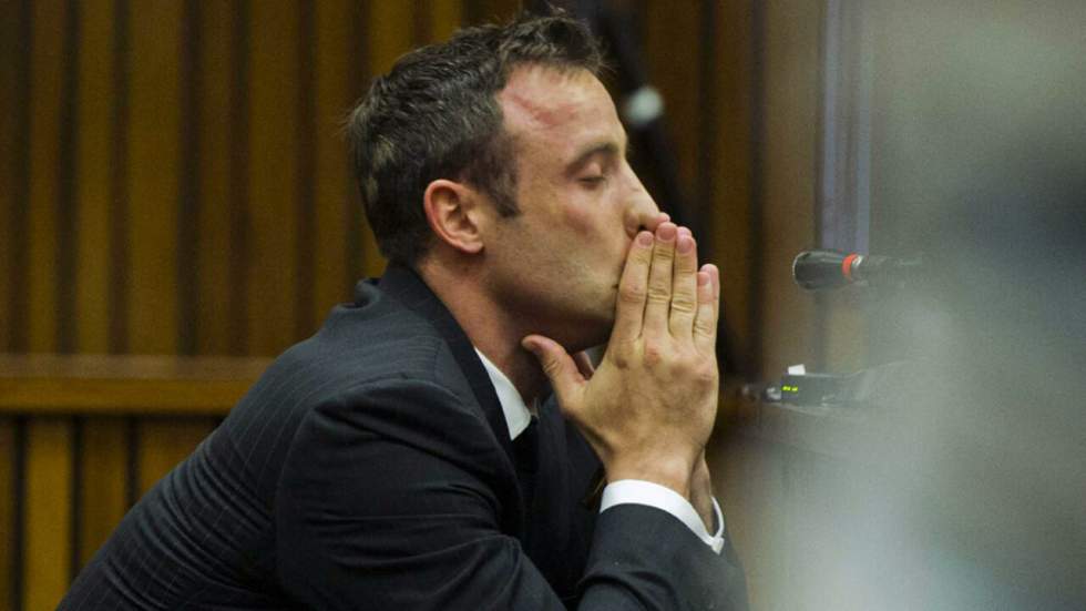 Oscar Pistorius en larmes, ses avocats contre-attaquent