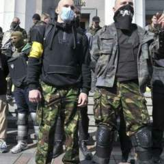 Reportage : Les ultranationalistes ukrainiens refusent de désarmer Reportage : Les ultranationalistes ukrainiens refusent de désarmer
