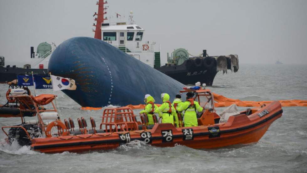 En images : mince espoir de retrouver des survivants du ferry en Corée du Sud