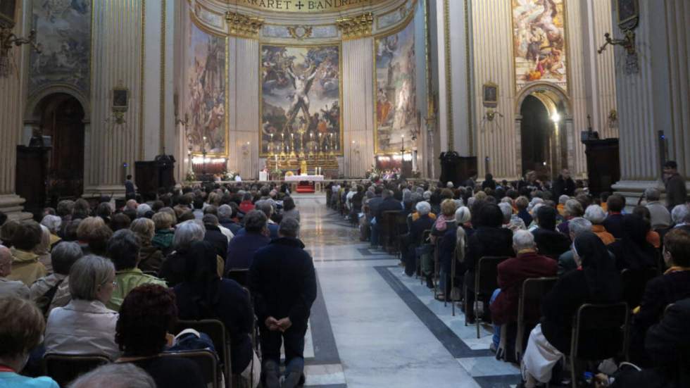 En images : Silence et prières pour deux papes qui ont fait l'Histoire