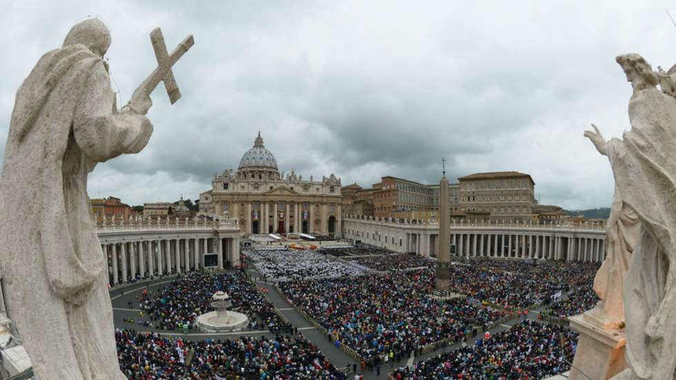 Les papes Jean-Paul II et Jean XXIII sanctifiés devant des milliers de fidèles