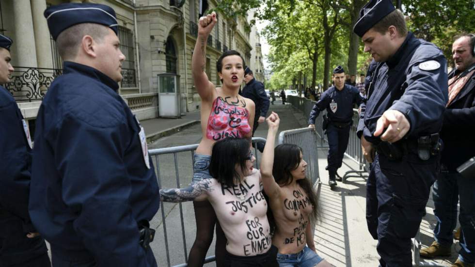 En images : l'ex-Femen Amina manifeste devant l'ambassade d'Égypte à Paris En images : l'ex-Femen Amina manifeste devant l'ambassade d'Égypte à Paris