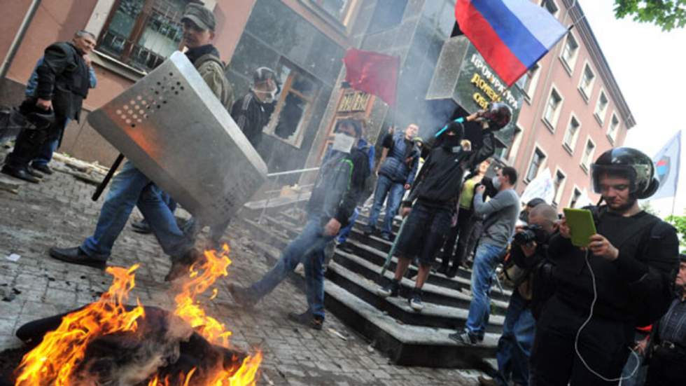 Kiev réintroduit la conscription après un regain de violence à Donetsk Kiev réintroduit la conscription après un regain de violence à Donetsk