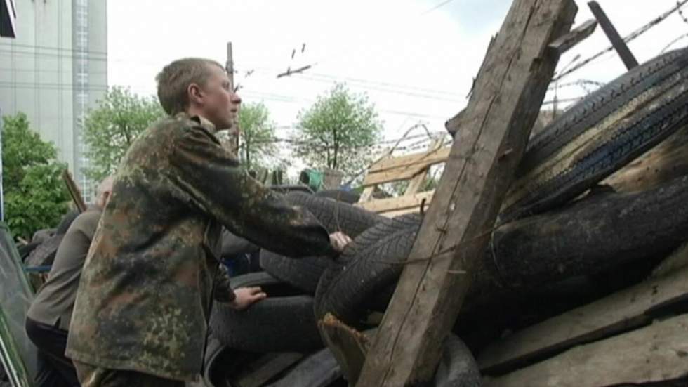 Reportage : à Lougansk, des habitants se préparent à la guerre contre Kiev