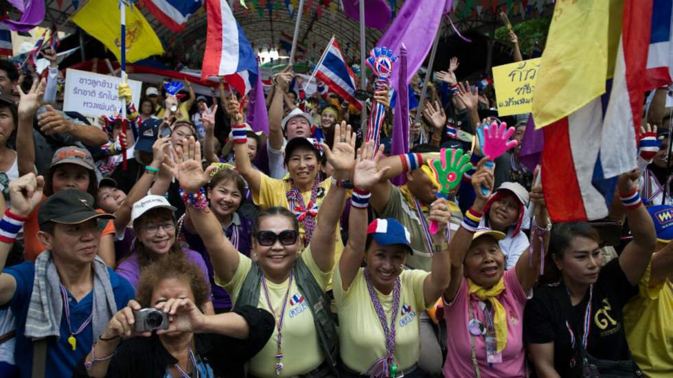 En Thaïlande, les chemises jaunes reprennent espoir