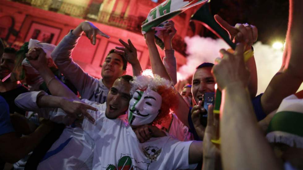 D’Alger à Paris, les supporters des Fennecs fêtent une qualification historique