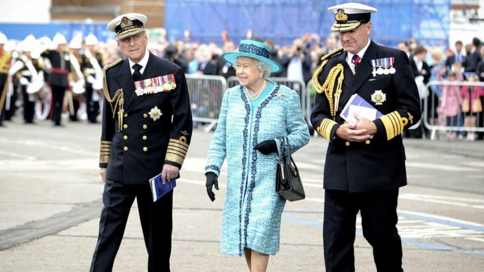 La reine Elisabeth II inaugure son porte-avions