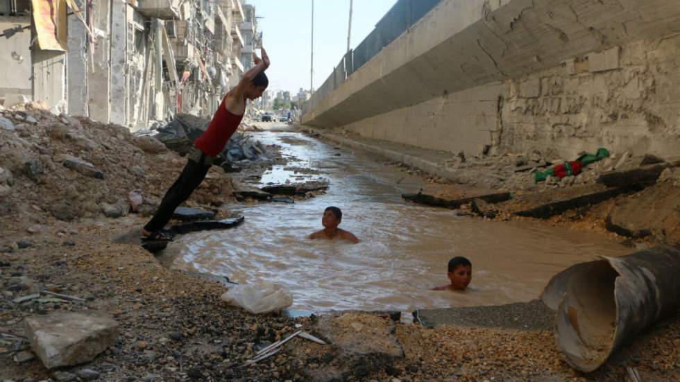 En images : à Alep, les cratères d'obus deviennent des piscines pour enfants