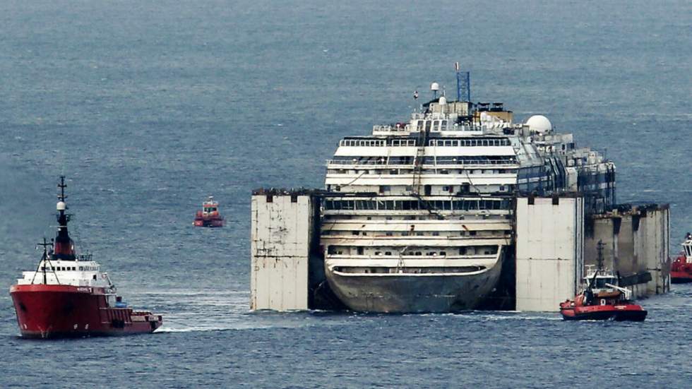 L'épave du Costa Concordia arrive dans le port de Gênes