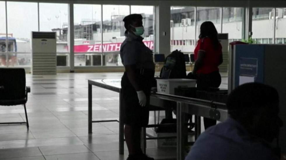 Ebola : mesures d'urgence dans les aéroports en Afrique de l'Ouest