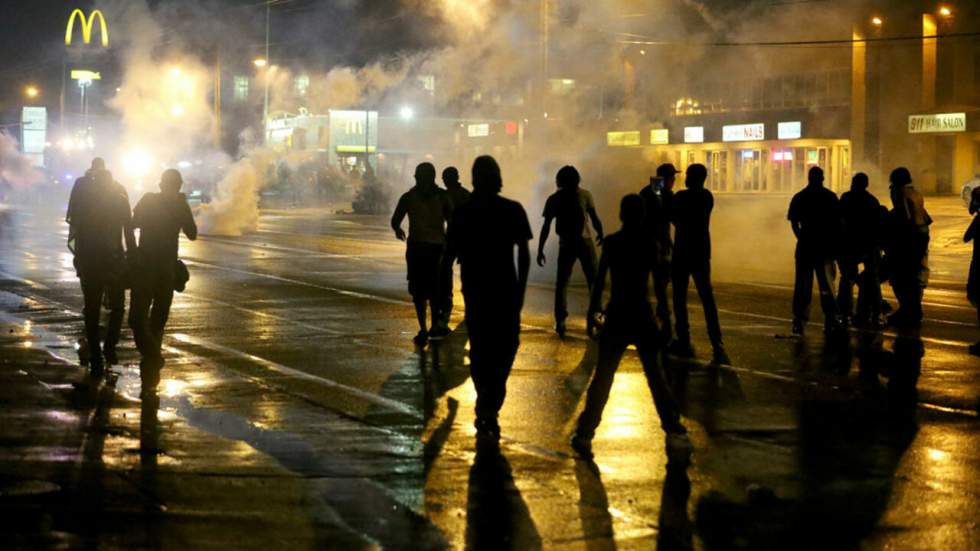 Mort de Michael Brown : à Ferguson, des manifestants bravent le couvre-feu