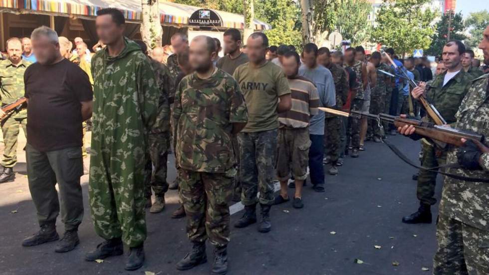 À Donetsk, des séparatistes forcent des prisonniers ukrainiens à défiler