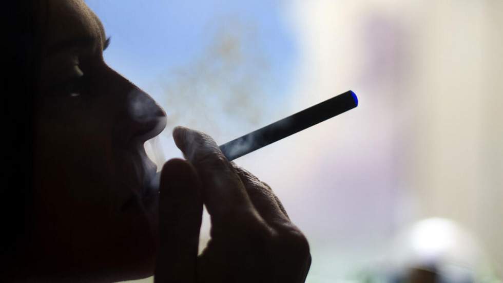 Mineurs, lieux publics... l'OMS prend position contre la e-cigarette