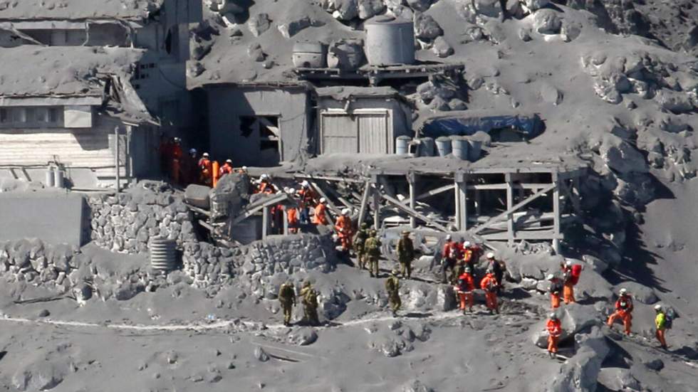 Japon : les corps de 30 randonneurs retrouvés près d'un volcan en éruption