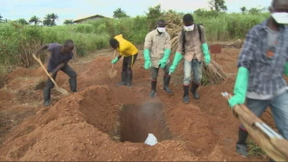 Vidéo : en Sierra Leone, des fossoyeurs de victimes d'Ebola en grève