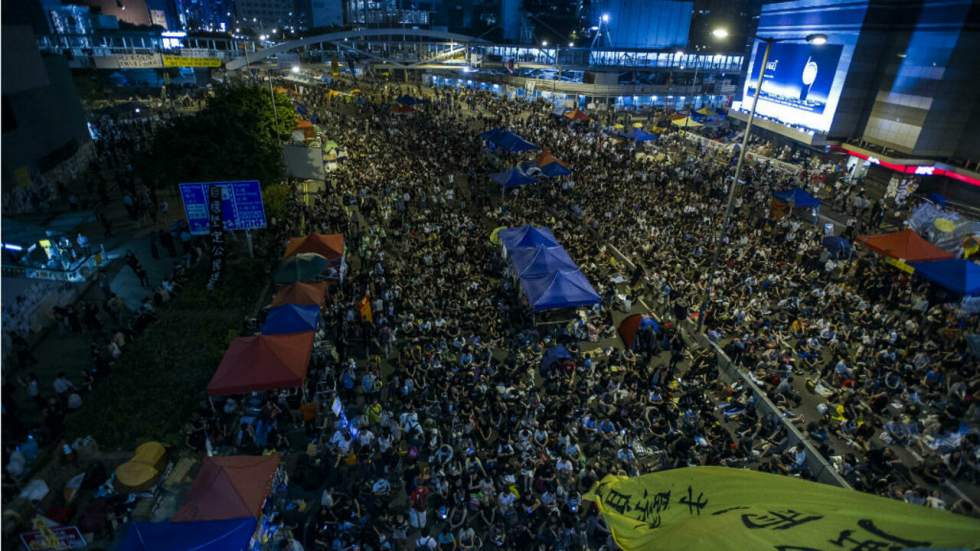 Des milliers de manifestants réinvestissent le centre de Hong Kong