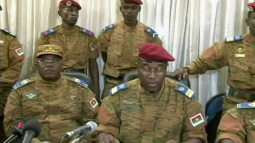 Les Burkinabè chassent Compaoré, l'armée prend le pouvoir