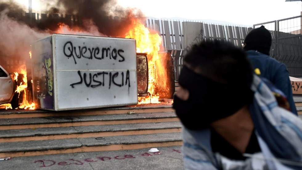 Étudiants mexicains disparus : le siège régional du parti au pouvoir incendié