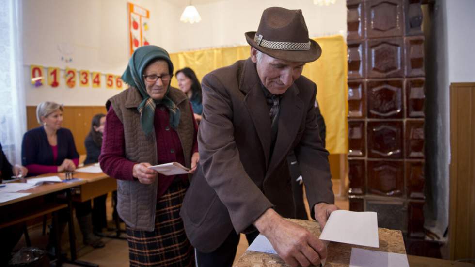 Les Roumains appelés aux urnes pour élire leur président