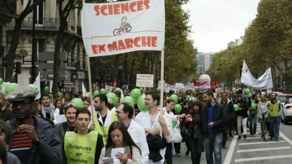 Face à la fronde des universitaires, Hollande annule les coupes budgétaires