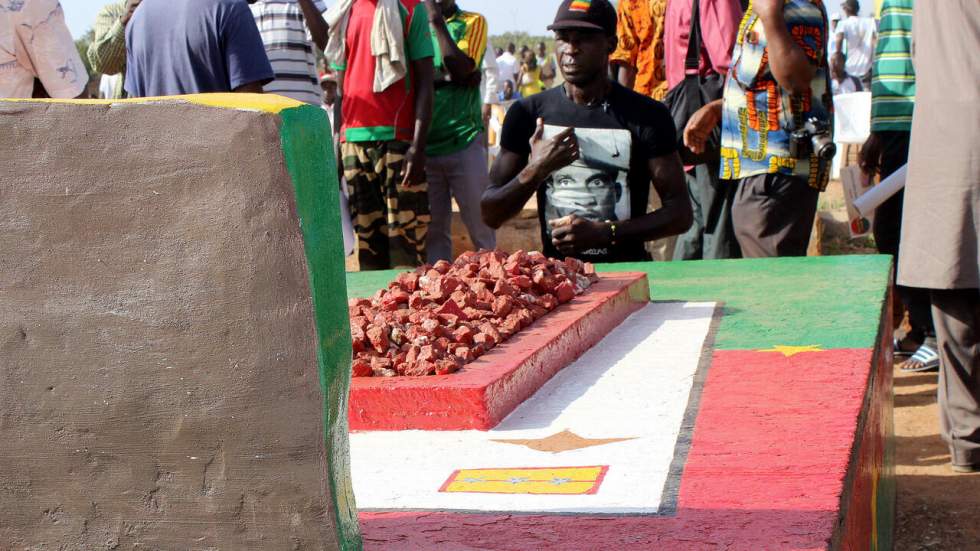 Des centaines de Burkinabè sur la tombe de Sankara pour réclamer "justice"