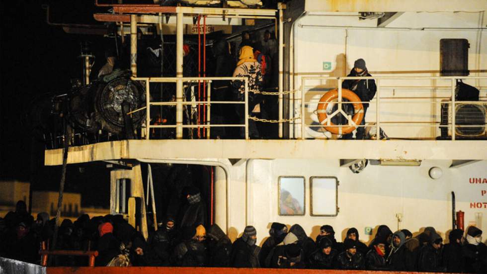 La marine italienne sauve 900 migrants d'un cargo à la dérive