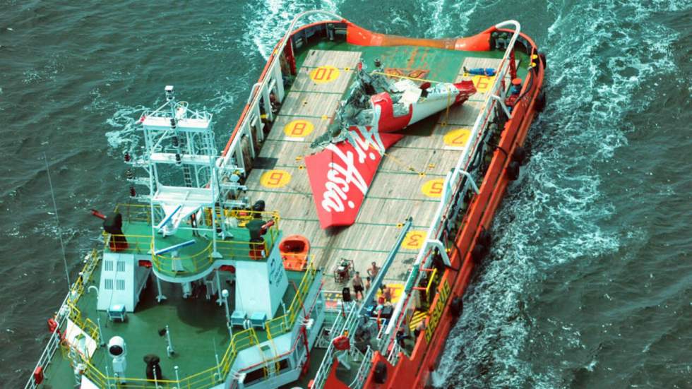 Crash du vol d'AirAsia : les plongeurs ont localisé les boîtes noires