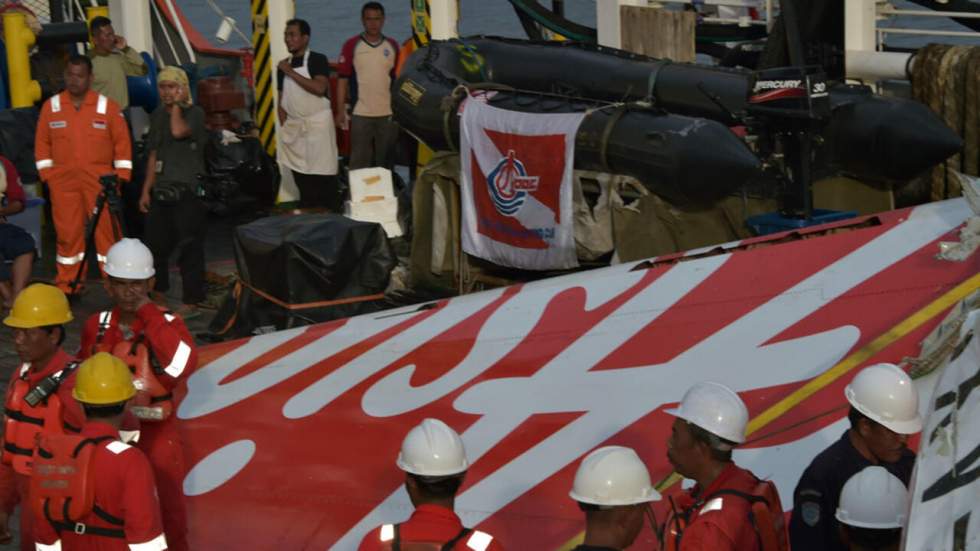 Crash du vol AirAsia : les plongeurs remontent l'une des boîtes noires