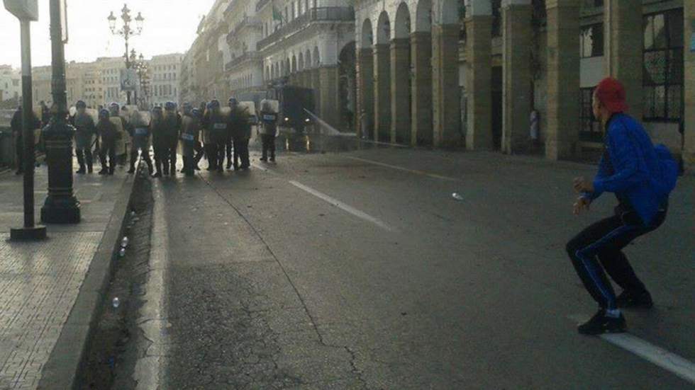 Des milliers de manifestants défilent à Alger contre la une de "Charlie Hebdo"