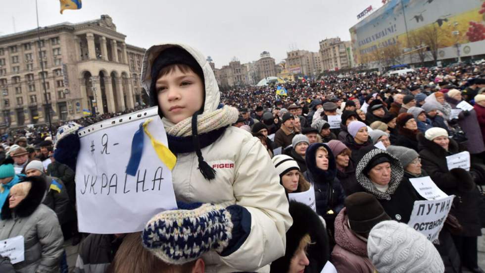 Des milliers d'Ukrainiens rendent hommage aux morts du conflit