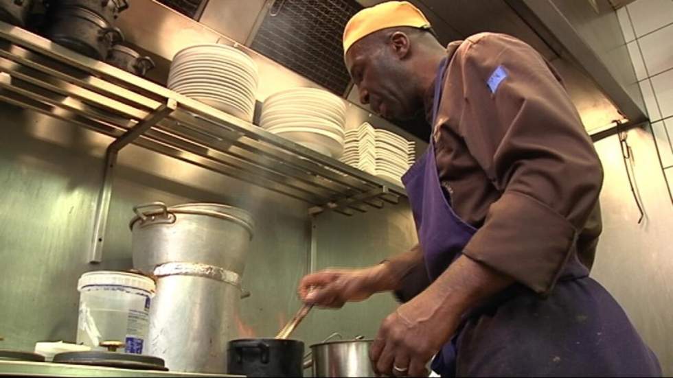 Vidéo : dans les cuisines du pape de la gastronomie panafricaine