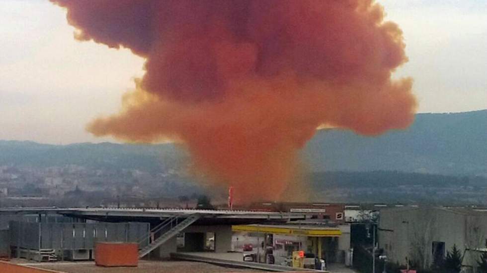 En images : un nuage toxique orange après une explosion chimique en Catalogne