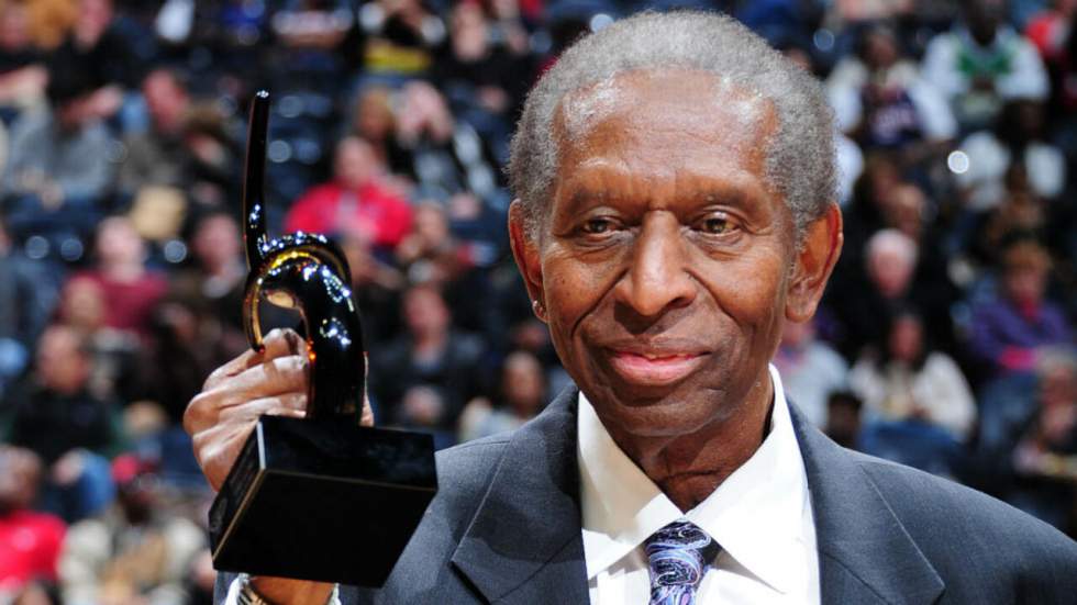 L'Américain Earl Lloyd, premier Noir à avoir évolué en NBA, est mort L'Américain Earl Lloyd, premier Noir à avoir évolué en NBA, est mort