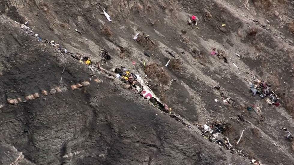 Vidéo : les débris de l'avion éparpillés à flanc de montagne