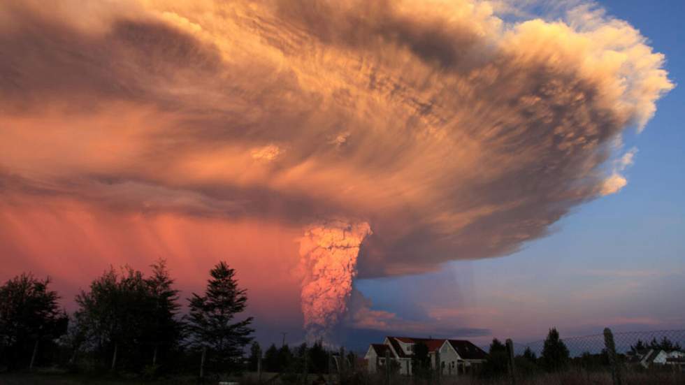 En images : éruption d'un volcan chilien en sommeil depuis un demi-siècle