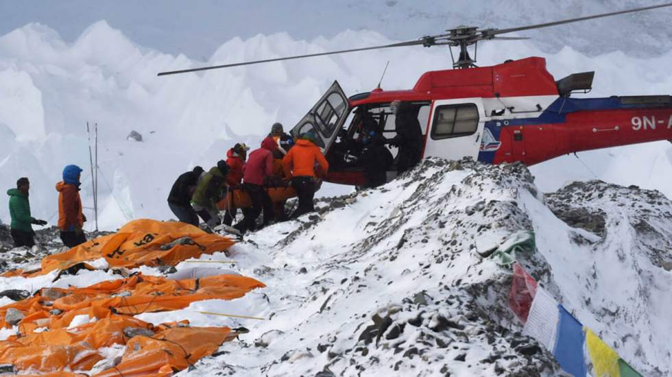 En images : avalanches meurtrières sur l'Everest après le séisme