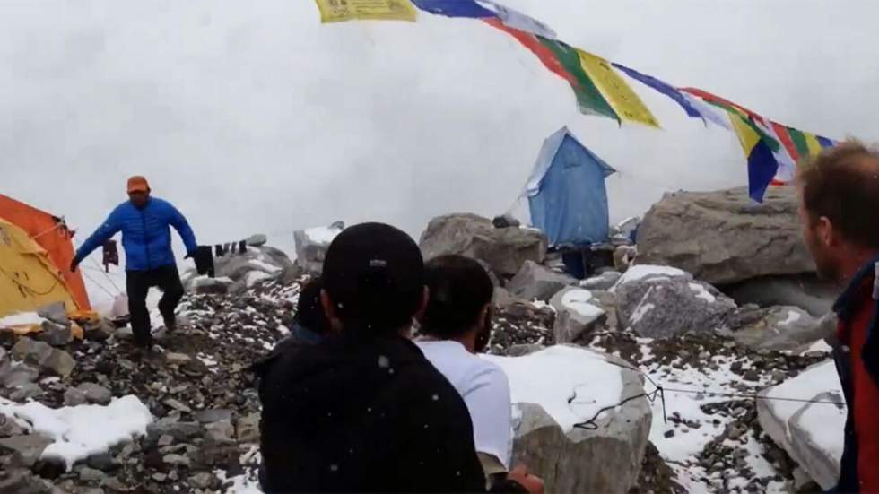 Vidéo : au camp de base de l'Everest, il filme l'avalanche qui l'ensevelit