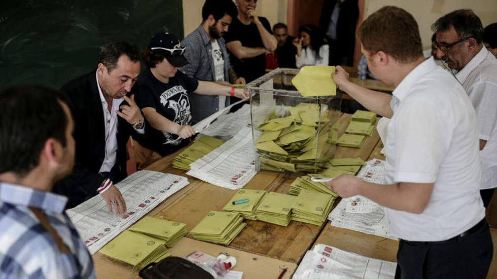 Législatives en Turquie : l'AKP en recul, le parti kurde entre au Parlement