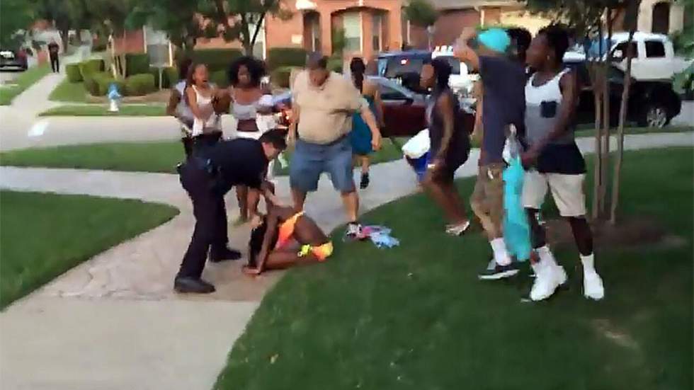 Vidéo : après avoir braqué des jeunes noirs au Texas, un policier démissionne