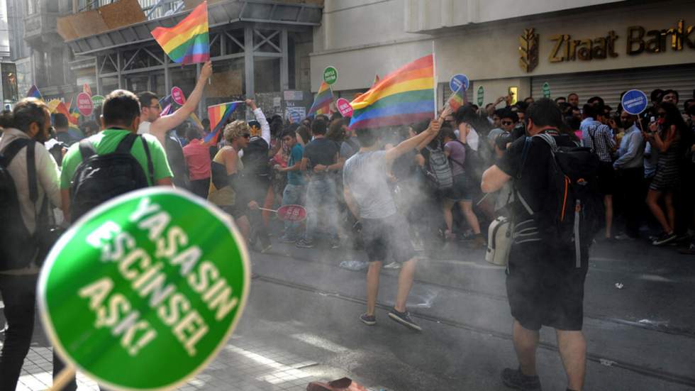 La police turque réprimande violemment la Gay Pride d'Istanbul