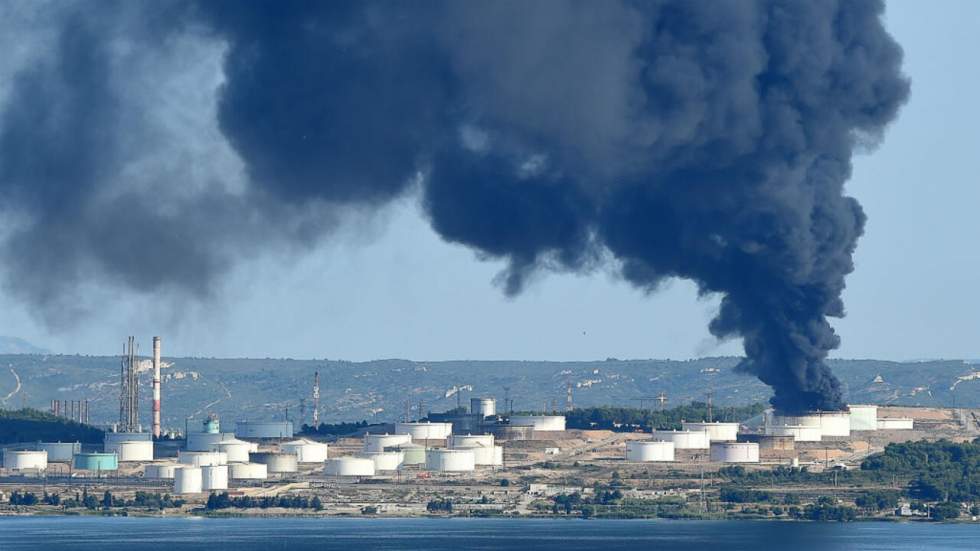 Incendie sur un site pétrochimique : "Un acte criminel", selon Cazeneuve