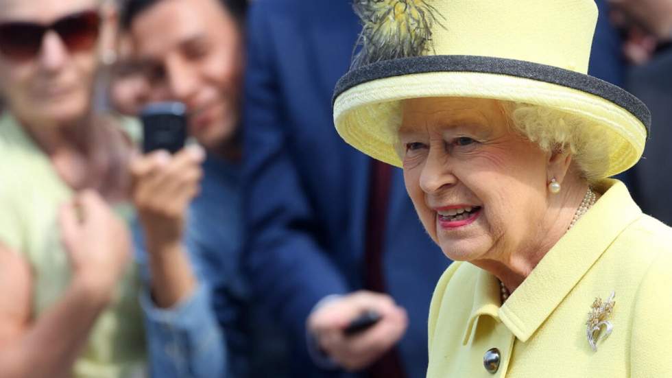 La reine d’Angleterre fait le salut nazi dans une vidéo des années 30