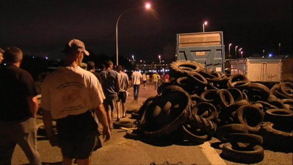 Les éleveurs maintiennent des barrages routiers malgré le plan du gouvernement