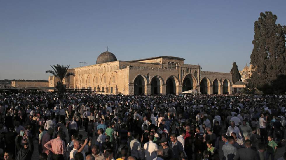 Des policiers israéliens entrent dans Al-Aqsa, heurts avec les Palestiniens