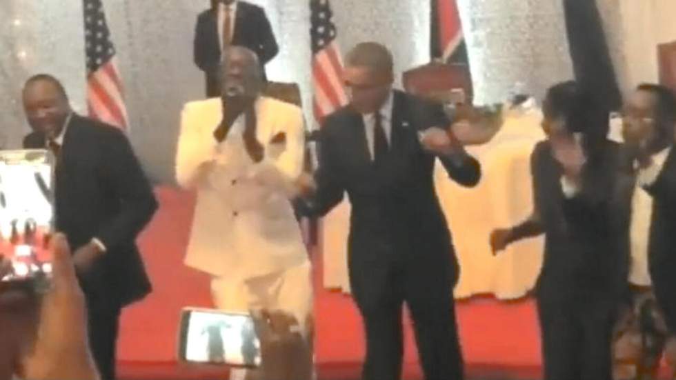 Au Kenya, Obama fait une nouvelle fois étalage de ses talents de danseur