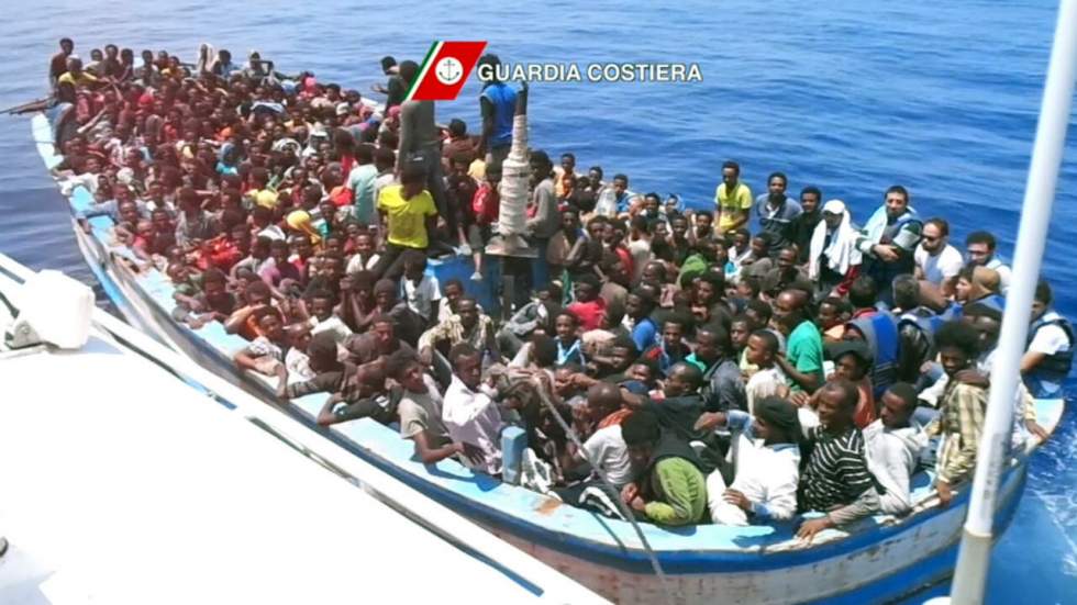 Un bateau chavire au large de la Libye, des centaines de migrants portés disparus