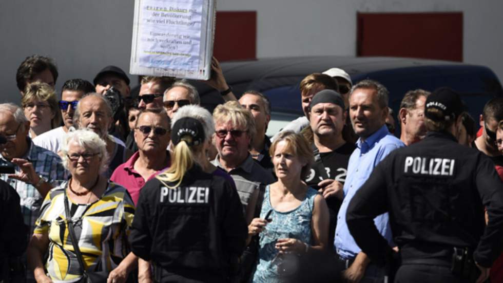 Sous les huées, Merkel dénonce à Heidenau les agressions "abjectes" de l'extrême droite