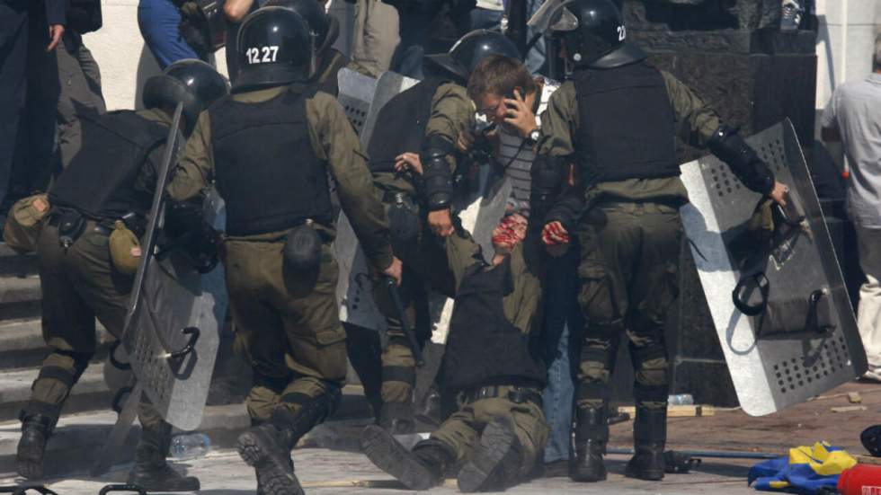 Ukraine : violentes manifestations devant le Parlement, au moins un mort Ukraine : violentes manifestations devant le Parlement, au moins un mort